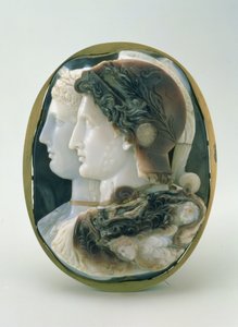 Gonzaga Cameo, som skildrer Ptolemaios II Philadelphus (285-246 f.Kr.) og hans kone Arsinoe fremstilt som gudene til det greske panteonet, laget i Alexandria, 3. århundre f.Kr. (sardonyx)